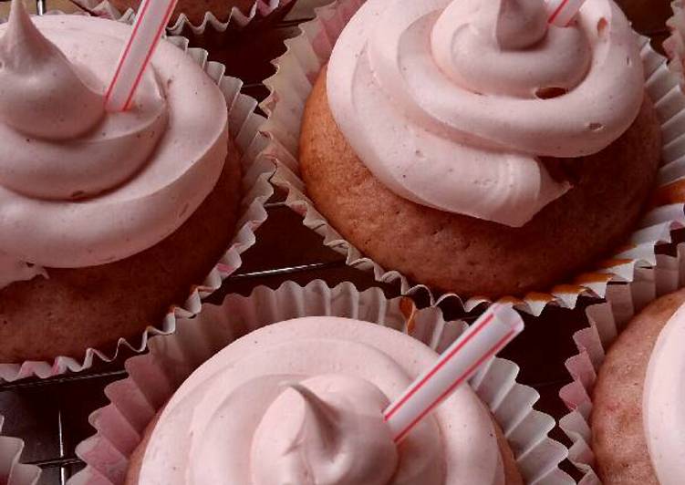 Vickys Strawberry Milkshake Cupcakes, GF DF EF SF NF