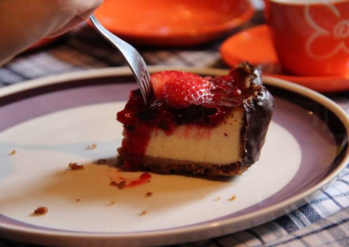 New York cheesecake w strawberry coulis & dark chocolate border