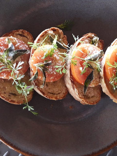 Una foto de Canapé 🍅🥬🧀caprese de ciabatta 🍞