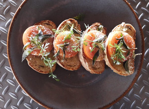 Una foto de Canapé 🍅🥬🧀caprese de ciabatta 🍞