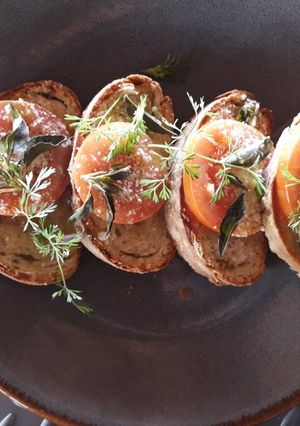 Una foto de Canapé 🍅🥬🧀caprese de ciabatta 🍞