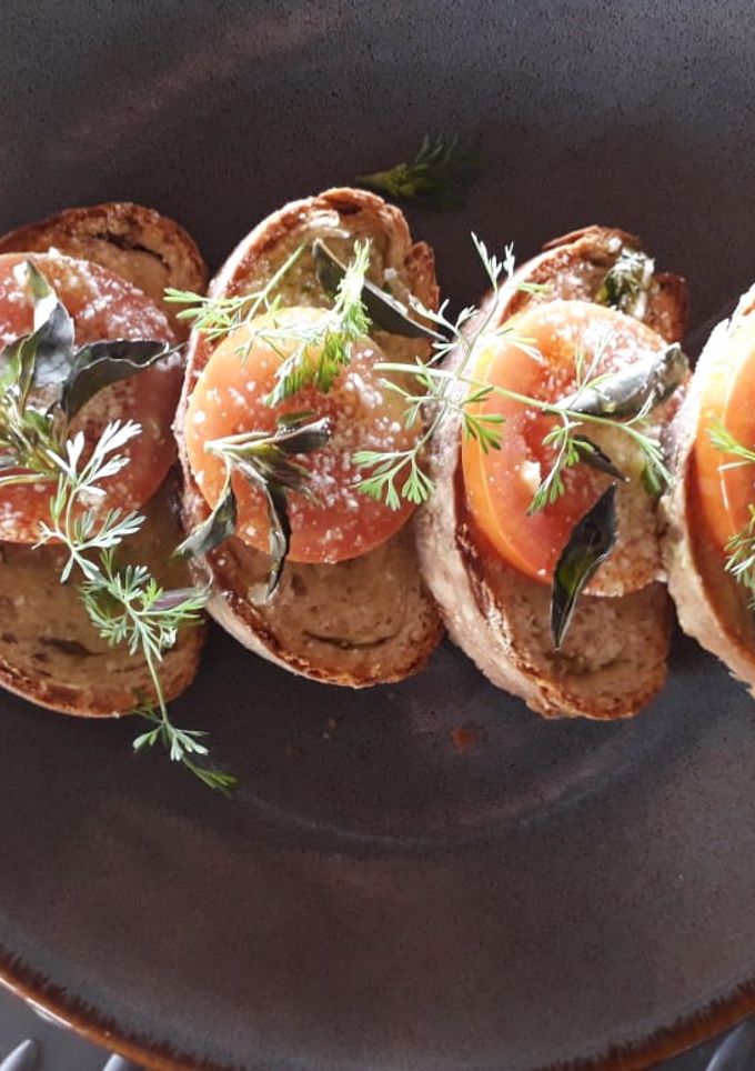 Una foto de Canapé 🍅🥬🧀caprese de ciabatta 🍞