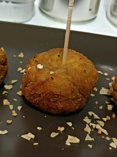 Una foto de Croquetas de mejillones en escabeche