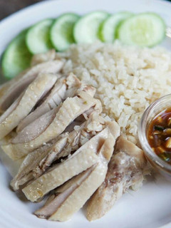 A picture of One-Pot Hainanese Chicken Rice.