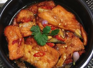 Hình của món Cá Hồi Kho Tộ.