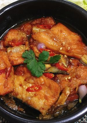 A picture of Vietnamese Braised Salmon (Cá Hồi Kho Tộ).