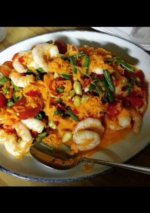 A picture of Thai prawn salad.