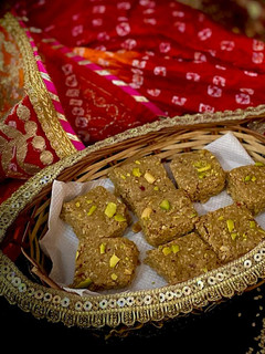 तिल मूंगफली की चिक्की(Til moongfali ki chikki recipe in Hindi) रेसिपी मुख्य फोटो