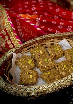 तिल मूंगफली की चिक्की(Til moongfali ki chikki recipe in Hindi) रेसिपी मुख्य फोटो