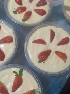 Foto resep Layered Strawberry Tart (No Bake) Ala Koki Roti