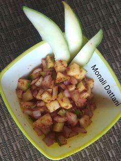 કાચી કેરી અને ડુંગળી નું સલાડ (Kachi Keri Dungri Salad Recipe In Gujarati) રેસીપી મુખ્ય ફોટો