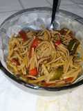 Fideos salteados con verduras y salsa de soja. Fácil y rápido
