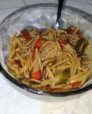 Fideos salteados con verduras y salsa de soja. Fácil y rápido