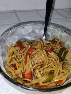 Una foto de Fideos salteados con verduras y salsa de soja. Fácil y rápido