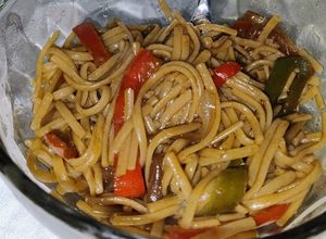 Una foto de Fideos salteados con verduras y salsa de soja. Fácil y rápido