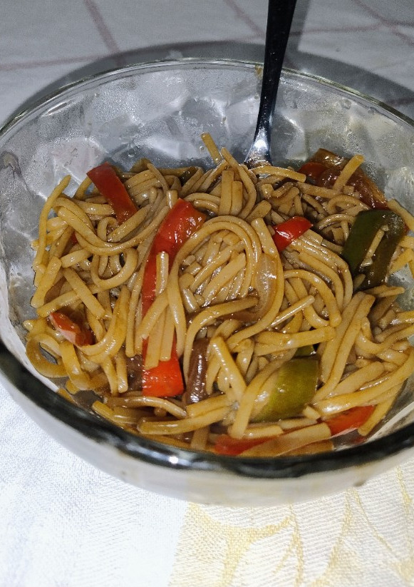 Una foto de Fideos salteados con verduras y salsa de soja. Fácil y rápido