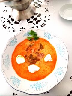 Tejfölös füstölt kolbászos, szalonnás, zelleres krumpileves recept fotója
