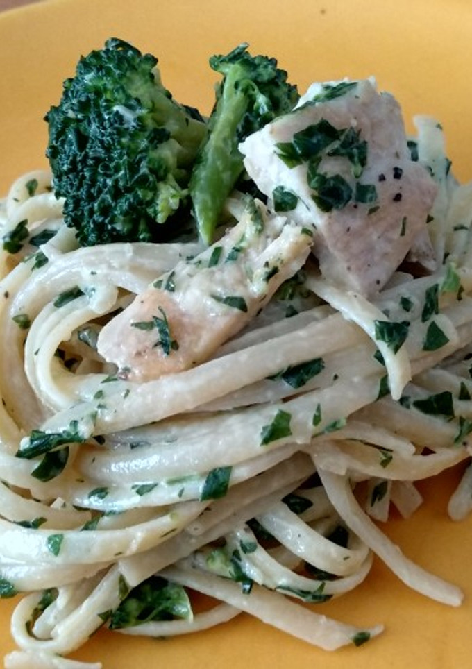 Una foto de Tallarines con pollo a lo verde