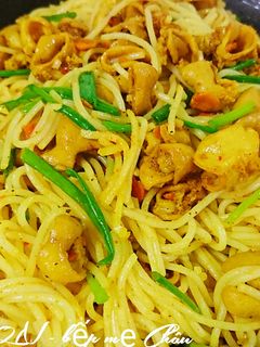 Hình của món Lòng già xào bún.