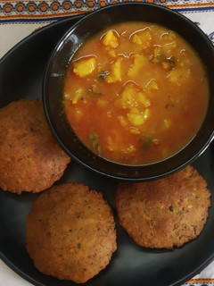 અડદ દાળની કચોરી બટેટાનું ગ્રેવીવાળુ શાક (Urad Dal Kachori Bataka Gravyvalu Shak Recipe In Gujarati) રેસીપી મુખ્ય ફોટો