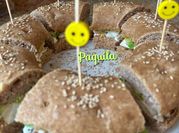 Una foto de rosca rellena salada