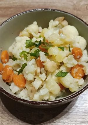 Una foto de Coliflor con zanahoria y patata