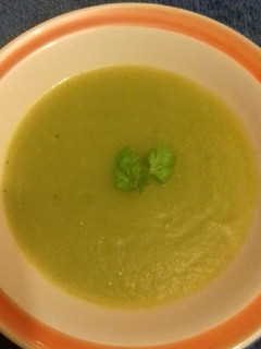 Una foto de Crema de chayote y calabacita (en agua)