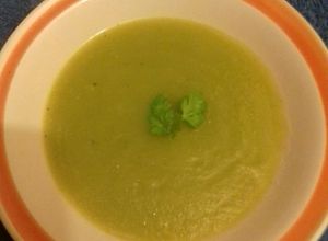 Una foto de Crema de chayote y calabacita (en agua)