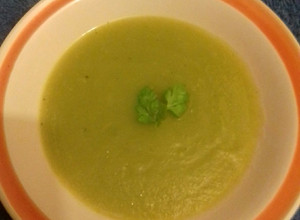 Una foto de Crema de chayote y calabacita (en agua)