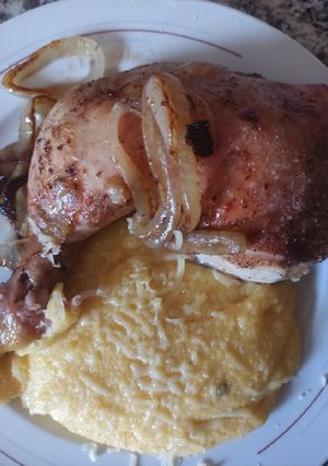 Una foto de Pollo al horno en colchón de cebolla