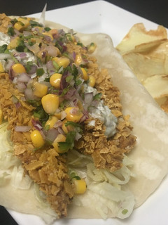 Una foto de Tacos de pescado con tártara de jalapeño y chips de papa