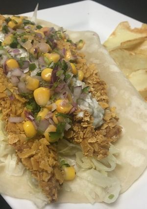 Una foto de Tacos de pescado con tártara de jalapeño y chips de papa