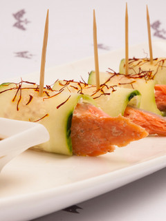 Una foto de Rollos de pepino con Salmón Ahumado en caliente