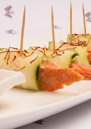 Una foto de Rollos de pepino con Salmón Ahumado en caliente