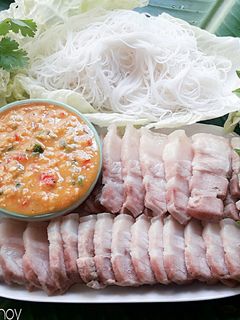 รูปของ เมี่ยงหมู3ชั้นน้ำจิ้มถั่วลิสง