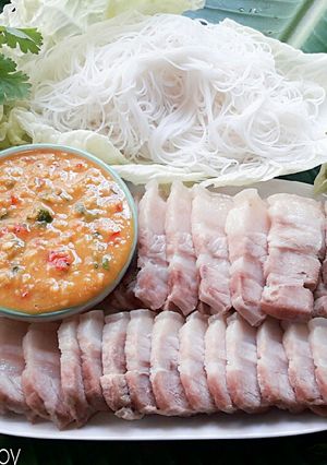 รูปของ เมี่ยงหมู3ชั้นน้ำจิ้มถั่วลิสง