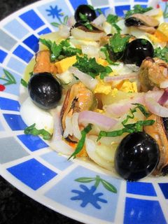 Una foto de Ensalada de patatas con mejillones, huevo y olivas negras