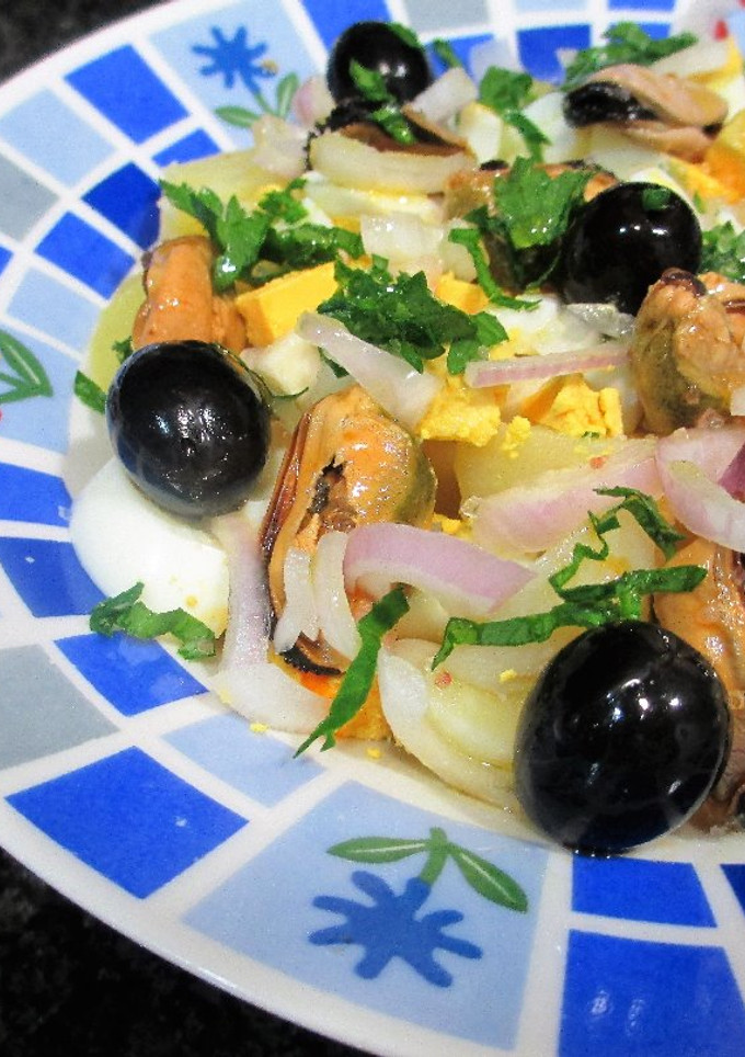 Una foto de Ensalada de patatas con mejillones, huevo y olivas negras