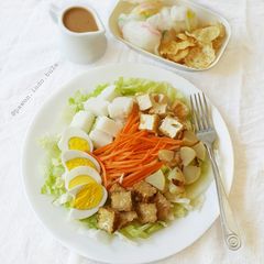 A picture of Indonesian Salad with Peanut Sauce Dressing (Gado-gado).