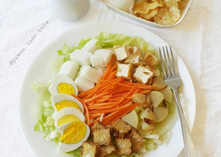 Recipe of Super Quick Homemade Indonesian Salad with Peanut Sauce Dressing (Gado-gado)