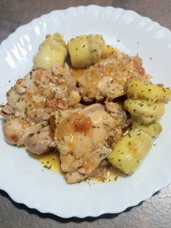 Una foto de Pollo a la cerveza con corazones de alcachofa