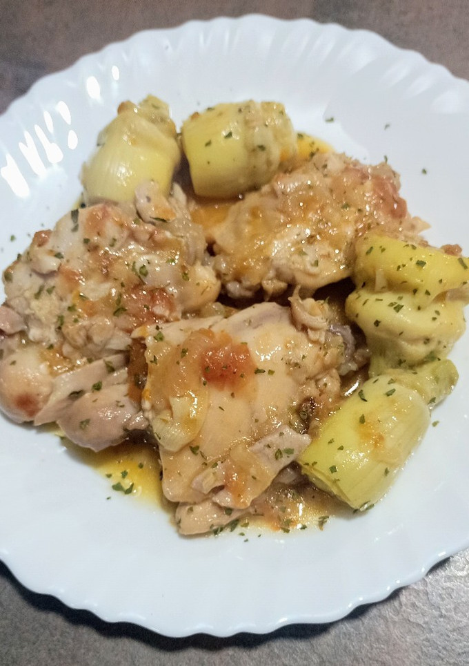 Una foto de Pollo a la cerveza con corazones de alcachofa
