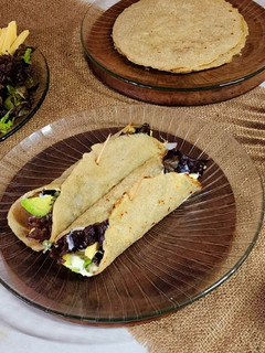 Una foto de 🌮🍗🌯 Fajitas de pollo con palta, cebolla morada, lechuga, queso y mayonesa de pepinillo 🌯🍗🌮