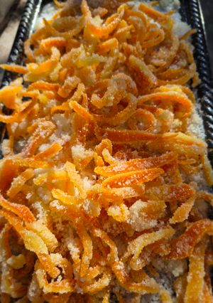 Una foto de Cáscaras de naranja confitadas
