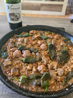 Una foto de Paella de costillas de cerdo y butifarra
