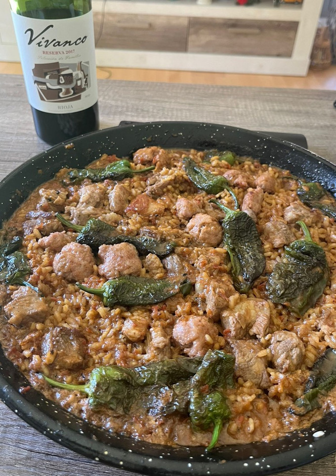 Una foto de Paella de costillas de cerdo y butifarra
