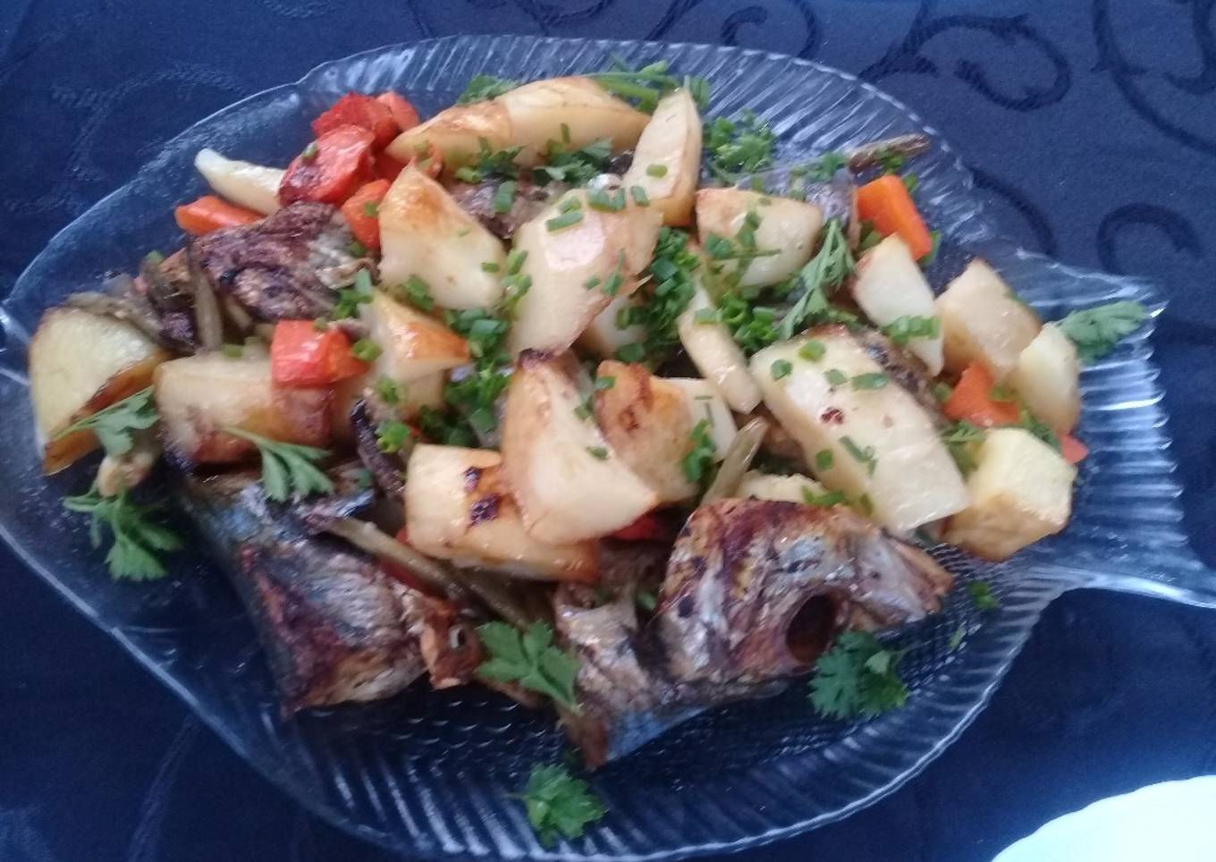 Grilled carapau and potatoes