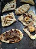 Empanadas de camarón, cebollas caramelizadas y tocino al brandy