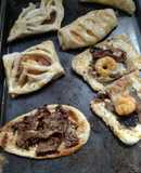 Empanadas de camarón, cebollas caramelizadas y tocino al brandy