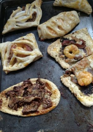 Una foto de Empanadas de camarón, cebollas caramelizadas y tocino al brandy